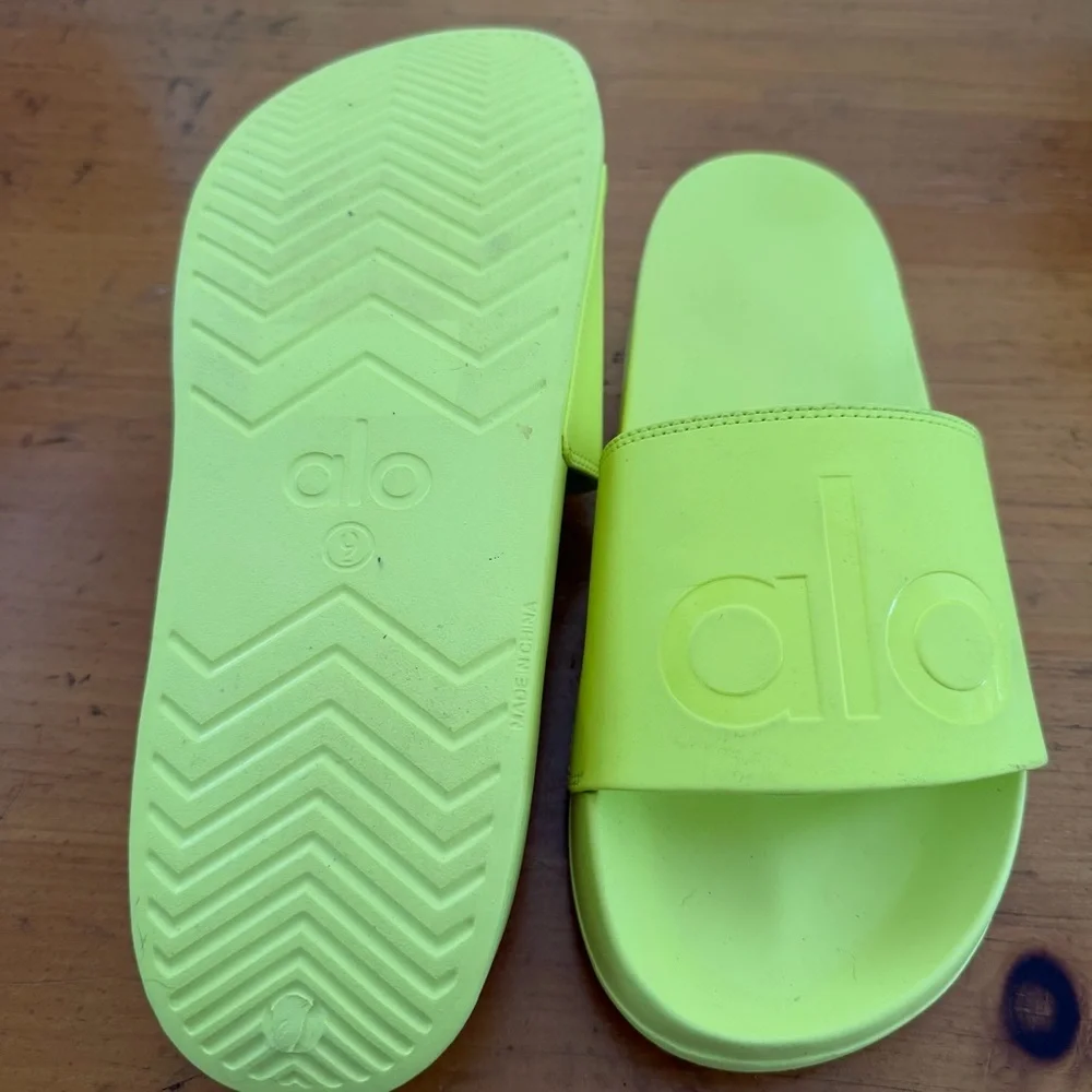 ALO Yoga Neon Slide Sandals - Yellow Green